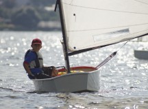 Young yachtsman manages dinghies Optimist.
